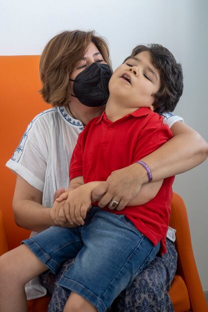 Covadonga y su hijo Alonso, en el Hospital Sant Joan de Déu de Barcelona.