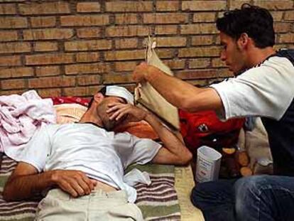 Un argelino atiende al inmigrante más grave, poco después de rechazar una ambulancia.