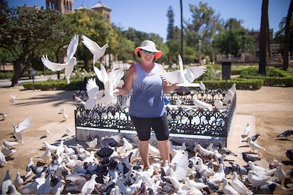 Toñi González, 55 años. Lleva 18 años vendiendo arbejones, comida para las palomas, en el Parque de María Luisa de Sevilla. Hace tres veranos le dio un golpe de calor y tuvo que asistirla una ambulancia. Ahora, bajo la ropa lleva un bañador, que empapa con ayuda de una goma colocada en una fuente.