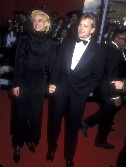 Con o sin pantalones, Roberts siempre ha tenido un punto distintito y algo 'outsider' a la hora de acudir a grandes eventos. Para muestra este diseño estructurado y oscuro de Richard Tyler que lució en los Oscar de 1991 y que podría interpretarse como una versión femenina del esmoquin masculino. En la imagen, junto al actor Kiefer Sutherland, su pareja por aquel entonces.