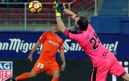Dmitrovic detien un balón a Mula.