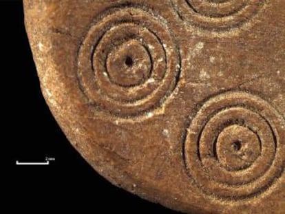 Concentric circles engraved on the lid of a tube used to keep the corpses’ hair.