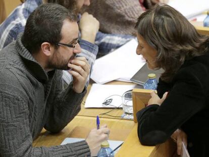 Calvi&ntilde;o hablando con Yolanda D&iacute;az 