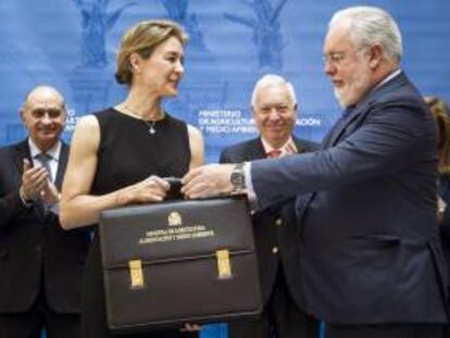 Isabel García Tejerina, hasta ahora secretaria general del Ministerio de Agricultura, Alimentación y Medio Ambiente, recibe la cartera de ministra del departamento a manos de su predecesor en el cargo, Miguel Arias Cañete, designado número uno de la candidatura popular a las elecciones europeas.
