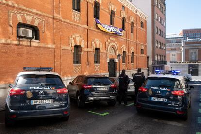 En la foto, varios policías nacionales en la puerta del nuevo edificio ocupado por La Ingobernable en la calle de Alberto Bosch, el jueves por la mañana.