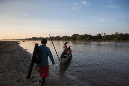 Raúl Tinoco, ingeniero ambiental, se dirige al peque-peque, la embarcación que ha de servir para recorrer el río Marañón georeferenciando los puntos espirituales y accidentes geográficos con la ayuda del GPS. 