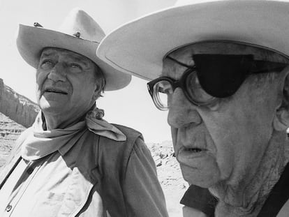 El actor John Wayne y el cineasta John Ford en un rodaje, en 1971.