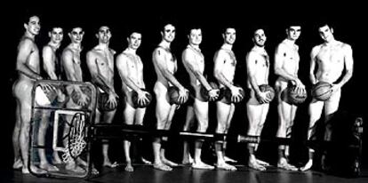 Los integrantes del Club de Baloncesto de Fuentes de Ebro, Zaragoza, posan para el calendario 2004.