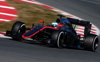 Alonso a bordo de su b&oacute;lido en circuito de Montmel&oacute;.