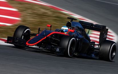 Alonso a bordo de su bólido en circuito de Montmeló.