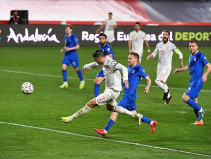 Morata marca el primer gol del partido ante Grecia este jueves en Los Cármenes.