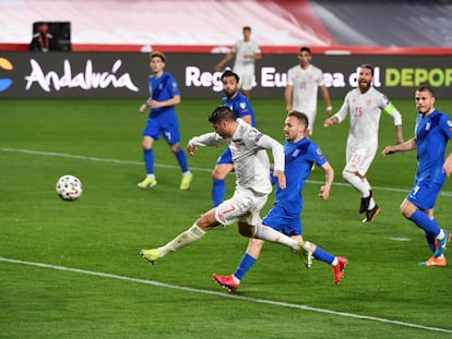 El delantero de la selección española, Álvaro Morata, remata ante la defensa de Grecia en un partido del pasado marzo.