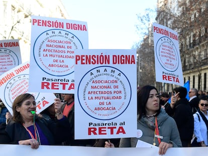 Manifestación convocada por la Asociación Libre de Abogadas y Abogados (ALA), la Asociación Nacional de Afectados por la Mutualidad de la Abogacía y por el Movimiento #J2 en la que abogados y procuradores de toda España demandan una jubilación justa y una dignificación del turno de oficio en Madrid. EFE/Víctor Lerena