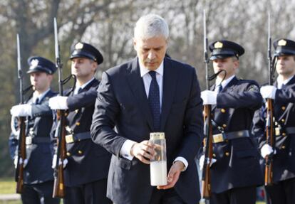 El presidente serbio Boris Tadic deposita una vela en el lugar donde se produjo la matanza de Vukovar, al este de Croacia.