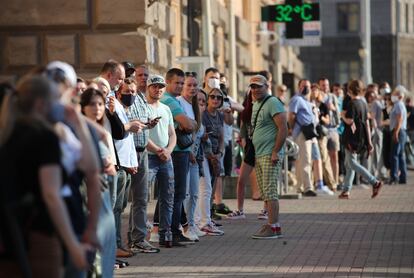 Cientos de personas hacen cola para participar en las protestas individuales (piquetes solitarios) por la libertad de los opositores, este viernes en Minsk. 