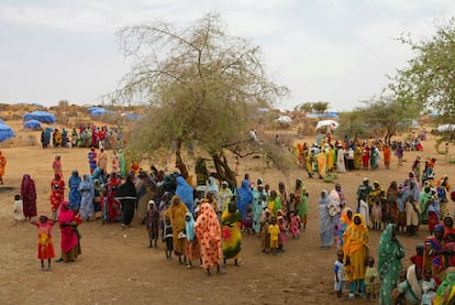 Mujeres sudanesas desplazadas en el campo de refugiados de Zam Zam, en Darfur, en 2004.