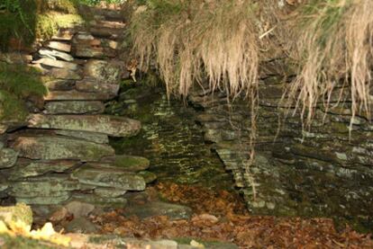 Parte de la bóveda de la sala de vaporización que conserva la sauna no excavada de O Castelón de Castañoso.