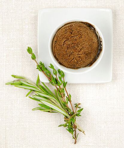 <em>Para 8 personas: ½ kilo de aceitunas negras, 1 vaso de agua de azúcar, 1 vaso de agua, unas gotas de zumo de limón, romero, tomillo, una pizca de sal.</em><br></br> <strong>En realidad es un sorbete porque no lleva ni leche ni nata, solo lleva la pulpa de las aceitunas, con el almíbar y los aromas de romero y tomillo.</strong><br></br> Disolver el azúcar en el agua, añadir una pizca de sal y hervirlo durante cinco minutos hasta conseguir un almíbar, que se debe dejar enfriar. Deshuesar las aceitunas (existe un deshuesador semejante a la prensa de ajos con el que resulta muy fácil, o también se pueden comprar deshuesadas). Triturarlas con una pizca de tomillo, de romero y las gotas de zumo de limón. Añadir el almíbar, batir y dejar enfriar la mezcla en la nevera unas horas. Cuando ya esté fría, introducir la mezcla en la sorbetera el tiempo indicado por el fabricante (unos 20 minutos, pero varía según el aparato y es mejor seguir las instrucciones para conseguir buenos resultados). Servir formando bolitas en copas o hacer quenelles con dos cucharas o con la cuchara especial, y presentar adornadas con tomillo y romero.