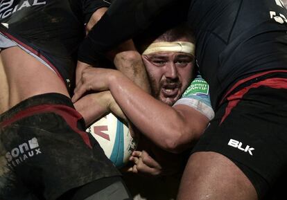  Simon Labouyrie, del Bayonne, lucha para conseguir el balón durante un partido de rugbi contra Toulouse, en el estado Jean Dauger de Bayona (Francia).