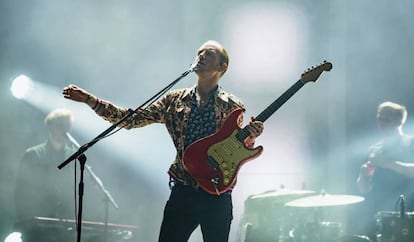 Actuaci&oacute;n del grupo irland&eacute;s Two Door Cinema Club ayer, s&aacute;bado, en el festival Bilbao BBK Live.