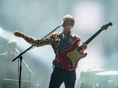 Actuaci&oacute;n del grupo irland&eacute;s Two Door Cinema Club ayer, s&aacute;bado, en el festival Bilbao BBK Live.