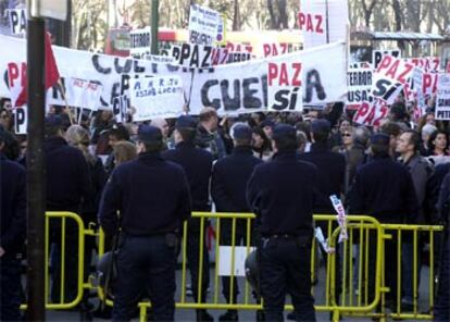 Decenas de personas se manifiestan frente al Congreso a favor de la paz.