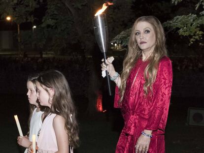 Lisa Marie Presley, Harper Lockwood yFinley Lockwood en 2017, en la vigilia anual que se celebra por Elvis Presley en Graceland.