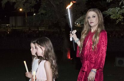 Lisa Marie Presley, Harper Lockwood yFinley Lockwood en 2017, en la vigilia anual que se celebra por Elvis Presley en Graceland.