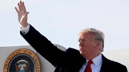 Donald Trump ayer embarcando en el Air Force One para dirigirse a un acto de campaña en Montana.
