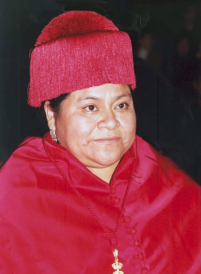 Rigoberta Menchú asistió a su nombramiento como doctora 'Honoris Causa' en 2001.