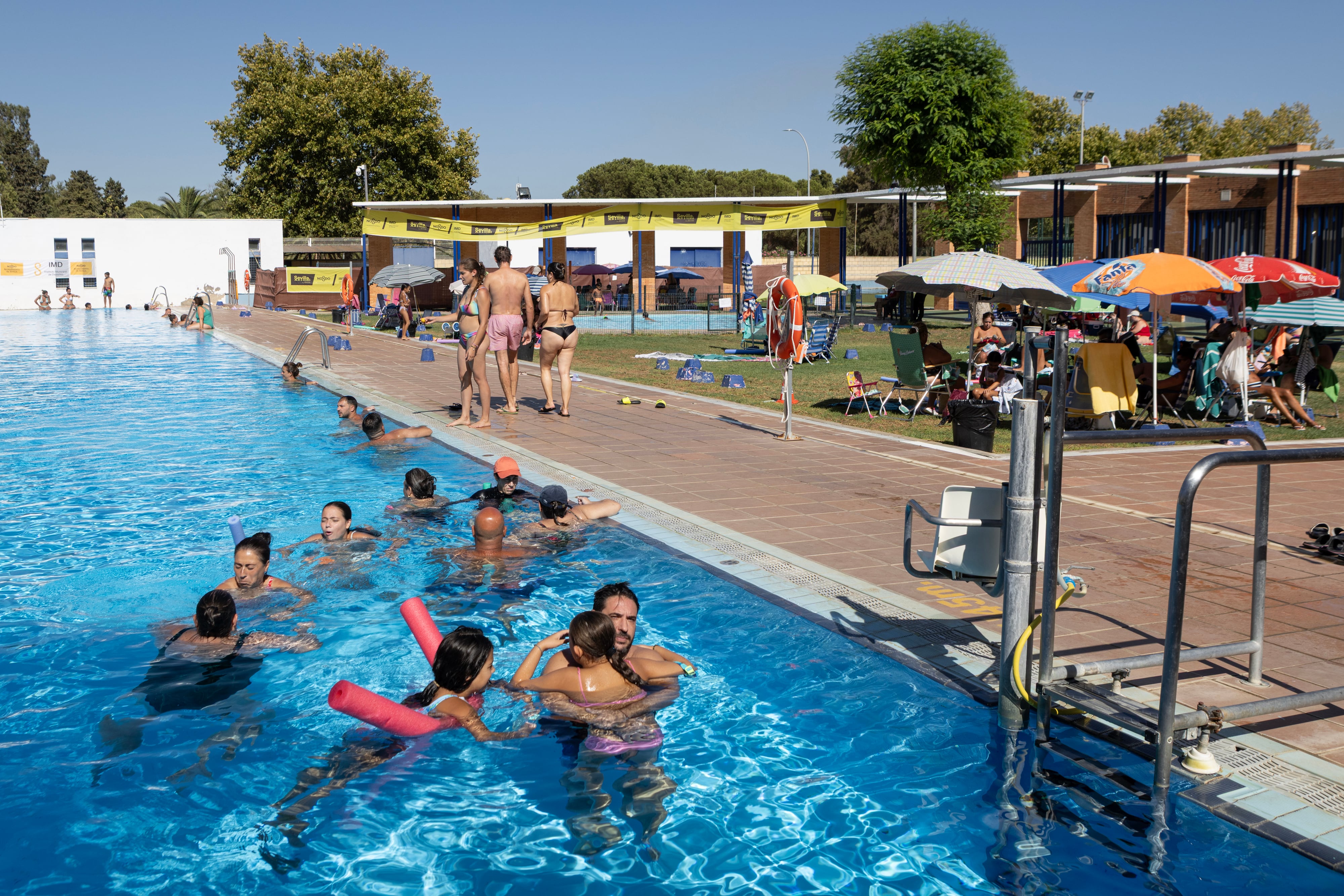 Bañistas en la piscina de Entreflores de Sevilla, la semana pasada.