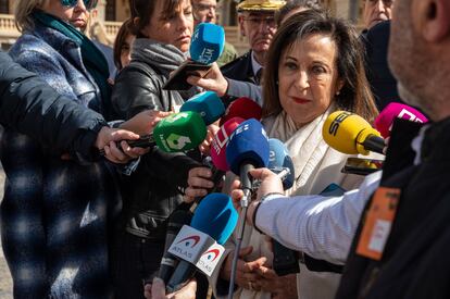La ministra de Defensa, Margarita Robles, hace declaraciones a los medios de comunicación el pasado lunes en la Academia de Infantería de Toledo.
