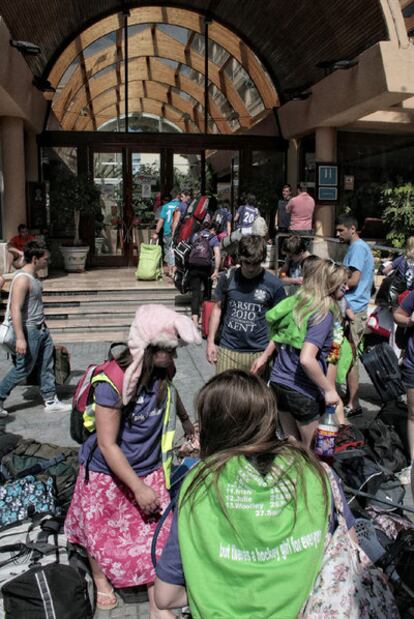 Llegada de universitarios británicos a un hotel de Salou.