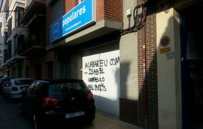 Imagen de la fachada de la sede del PP de L&#039;Eliana (Valencia) con pintadas amenazantes.