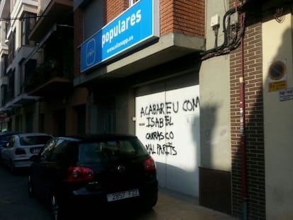 Imagen de la fachada de la sede del PP de L&#039;Eliana (Valencia) con pintadas amenazantes.