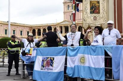 Católicos argentinos esperan al Papa en Asunción (Paraguay).