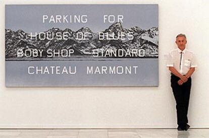 El artista Edward Ruscha, ante su obra <b></b><i>Imagen del aparcamiento</i> (2000), ayer en el Retiro madrileño.