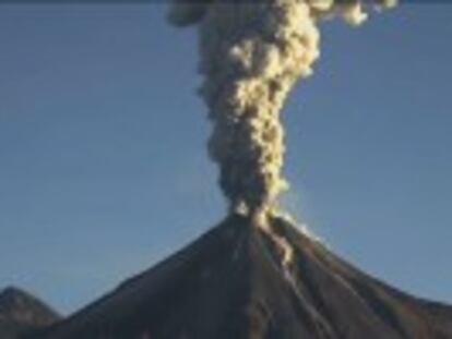 El volcán Colima, en el oeste de México, expulsa una gran columna de humo y cenizas, a la que siguen otras emisiones menores