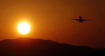 Un avión despega desde el aeropuerto de Manises, Valencia