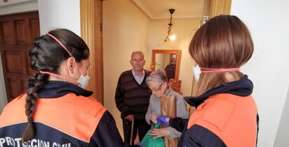 Voluntarios de Protección Civil hacen entrega de medicinas y alimentos.