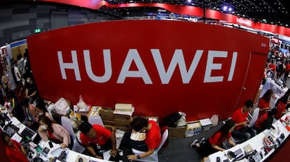 Trabajadores de Huawei en un stand en una feria en Tailandia.