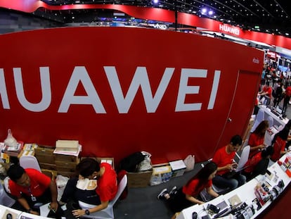 Trabajadores de Huawei en un stand en una feria en Tailandia.