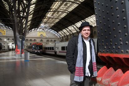 El escritor Mathias Énard, que residió en Barcelona durante años, fotografiado en la Estación de Francia de la ciudad en 2009.