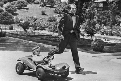 31 de octubre de 1975. El príncipe Juan Carlos juega con su hijo don Felipe, que conduce un cochecito en los jardines del palacio de la Zarzuela.