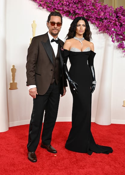 Matthew McConaughey acudió junto a su mujer, Camila Alves, que eligió un vestido de corte sirena negro de Atelier Versace.
