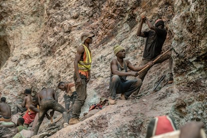 Unos hombres trabajan en una mina de cobre y cobalto cerca de la ciudad de Kolwezi, en la República Democrática del Congo. 