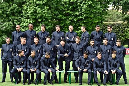 Posado oficial de la selección italiana de fútbol en el centro de entrenamiento Coverciano, en Florencia. Los italianos tienen la fama de ser los más elegantes y, para tratar de continuar con ella, han elegido un traje entero negro para la Eurocopa de Francia.