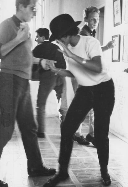 Beatriz de Moura con sombrero en una fiesta en los años sesenta. “Bailaba muy bien, y cuando subía al pódium de Maddox, en verano, parecía una gogó”, decía Oriol Regàs, tal y como recoge el libro 'Una curiosidad sin barreras', de Carlota Álvarez Maylín, donde se incluye esta foto.