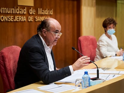 El viceconsejero de Salud Pública de Madrid, Antonio Zapatero, y la directora general de Salud Pública, Elena Andradas, este 14 de mayo de 2021 en rueda de prensa.