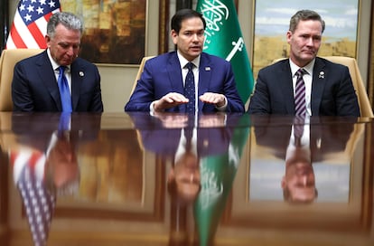 Desde la izquierda, los miembros de la delegación estadounidense en Arabia Saudí Steve Witkoff, enviado especial para Oriente Próximo; Marco Rubio, secretario de Estado; y Mike Waltz, asesor de Seguridad Nacional, este martes en Riad.